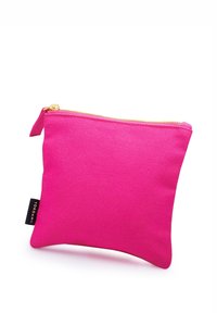 Pungă de pânză roz cu o suprafață texturată, fermoar auriu și un mic etichetă neagră pe laterale, având o formă rectangulară.