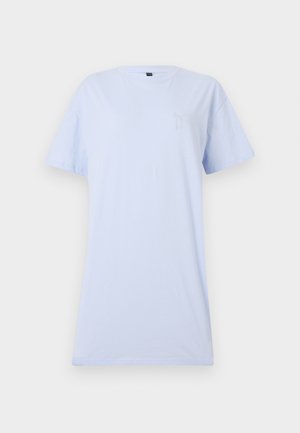 T-shirt bleu clair à manches courtes avec col rond, arborant un petit logo brodé discret sur la poitrine gauche.