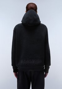 Sort fleece-hættetrøje med en tekstureret, langhåret overflade, en stor hætte og ribbede manchetter. Har branding på den nederste del af ryggen.