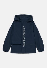 Veste à capuche bleu marine avec des poignets élastiques et deux poches à rabat à l'avant, présentant le texte vertical "JACK & JONES" sur le rabat de la fermeture zippée.