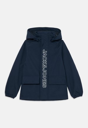 Veste à capuche bleu marine avec des poignets élastiques et deux poches à rabat à l'avant, présentant le texte vertical "JACK & JONES" sur le rabat de la fermeture zippée.