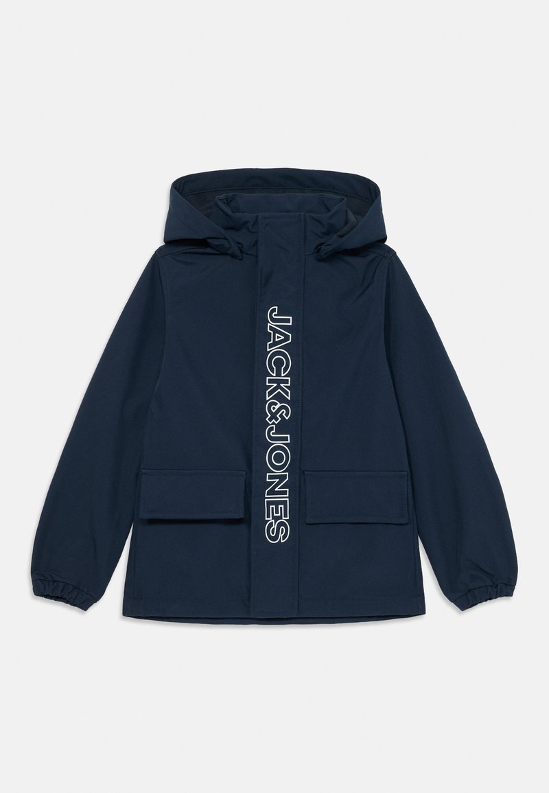 Veste à capuche bleu marine avec des poignets élastiques et deux poches à rabat à l'avant, présentant le texte vertical "JACK & JONES" sur le rabat de la fermeture zippée.