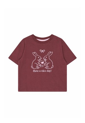 Vinrød t-shirt med korte ærmer med to hvide konturkaniner, der holder et hjerte, og teksten "Hav en god dag!" nedenunder.