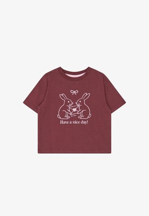 Vinrød t-shirt med korte ærmer med to hvide konturkaniner, der holder et hjerte, og teksten "Hav en god dag!" nedenunder.