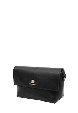Pochette en cuir noir texturé avec fermeture à rabat et petite plaque logo dorée au centre devant.