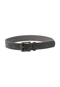 Cinturón gris hecho de material duradero, con una hebilla texturizada y un patrón de logo repetido en gris más oscuro. Diseño ajustable y elegante.