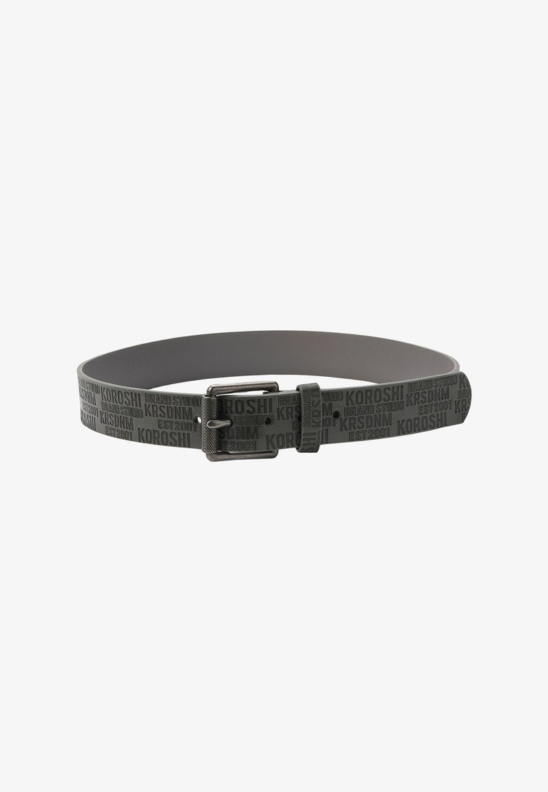 Cinturón gris hecho de material duradero, con una hebilla texturizada y un patrón de logo repetido en gris más oscuro. Diseño ajustable y elegante.
