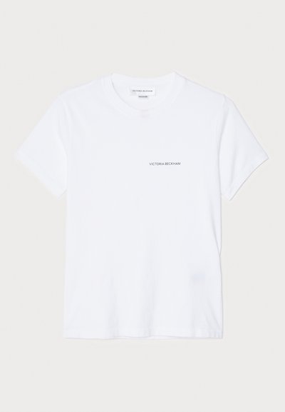 Bela bombažna majica s kratkimi rokavi, okroglo izrezana in z majhnim črnim logotipom "VICTORIA BECKHAM" na prsih. Minimalističen dizajn.