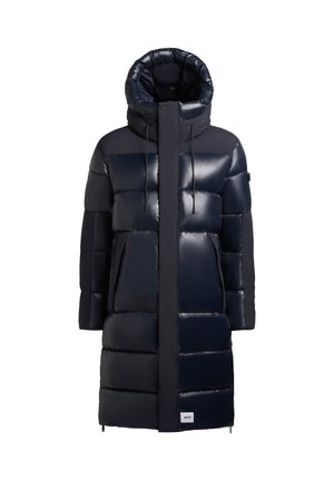 Marineblauwe gewatteerde jas met hoge kraag, oversized capuchon en voorzakken. Bevat doorgestikte gedeelten en een gladde afwerking.