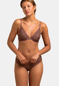 Soutien-gorge en dentelle marron et culotte assortie avec des motifs floraux, des fines bretelles et des bords festonnés ; texture douce et design sans coutures.