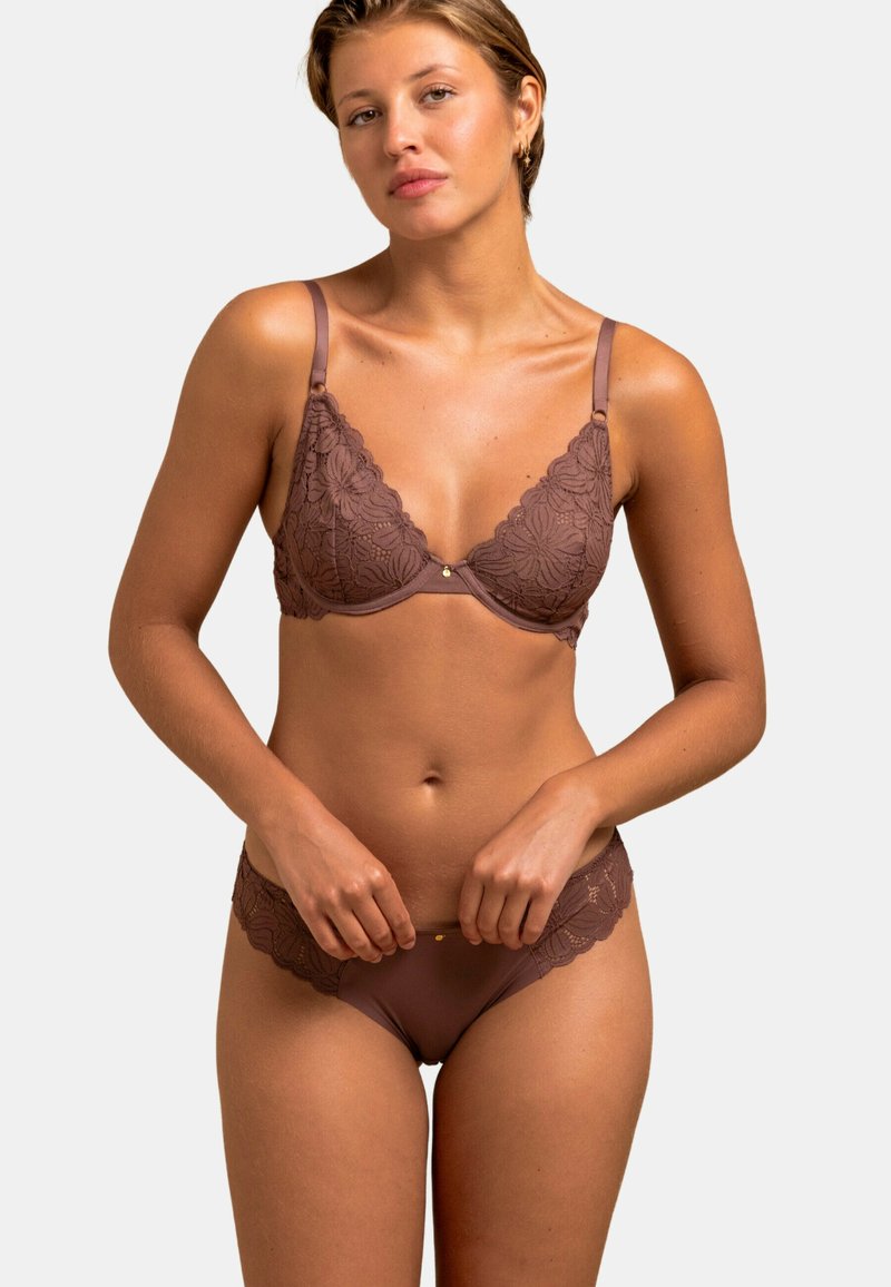 Soutien-gorge en dentelle marron et culotte assortie avec des motifs floraux, des fines bretelles et des bords festonnés ; texture douce et design sans coutures.