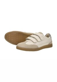 Beige sneakers van een combinatie van leer en suede, met drie klittenbandstraps, een rubberen zool en decoratieve stiksels.
