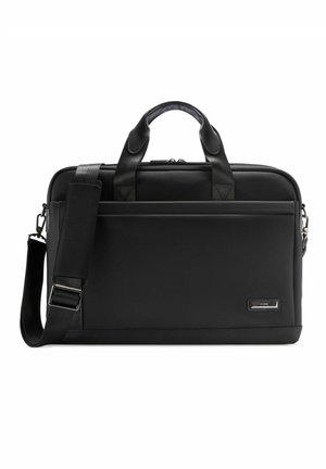 Czarna prostokątna torba na laptopa z przednią kieszenią na zamek, podwójnymi uchwytami, regulowanym wyściełanym paskiem na ramię oraz metalową metką marki w prawym dolnym rogu.
