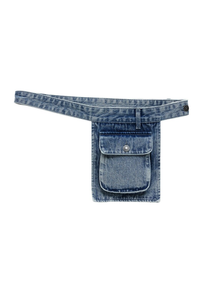 Marsupio in denim con cinturino regolabile, colore azzurro chiaro, forma rettangolare, dotato di una tasca frontale con patta e chiusura a bottone a pressione.