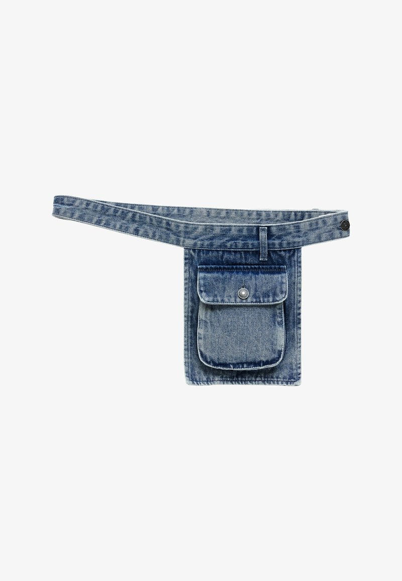 Marsupio in denim con cinturino regolabile, colore azzurro chiaro, forma rettangolare, dotato di una tasca frontale con patta e chiusura a bottone a pressione.