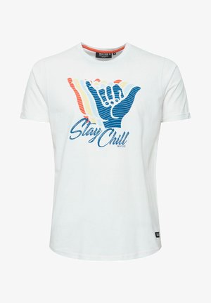 T-shirt en coton blanc avec un design graphique comportant le texte "Reste Cool" et des illustrations de mains colorées et stylisées en bleu, rouge et jaune.