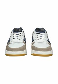 Bílé a béžové tenisky s námořnickými akcenty; z nubuku a kůže; kulatá špička; texturovaný povrch; gumová podrážka; ploché šňůrky.