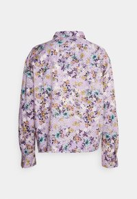 Camicia a bottoni floreale in tessuto viola chiaro, caratterizzata da un motivo multicolore di fiori e foglie, maniche lunghe e colletto.