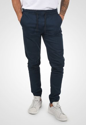 Pantaloni jogger navy realizzati in un tessuto leggero, caratterizzati da una vita elasticizzata, un cordino regolabile e polsini affusolati.