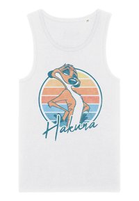 Hvid tanktop med et farverigt grafisk motiv af en stiliseret karakter inden for et cirkulært design og teksten "Hakuna" i et legende skrifttype.