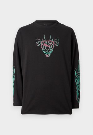 Čierna košeľa s dlhým rukávom s tyrkysovými a ružovými plameňovými vzormi na rukávoch a štýlizovaným plameňovým logom s obrysom zvieraťa v strede hrudníka.