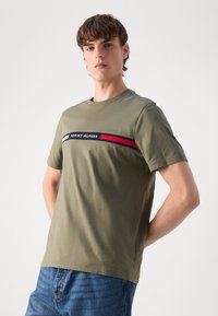 Tommy Hilfiger CHEST INSERT TEE - Camiseta estampada - green
