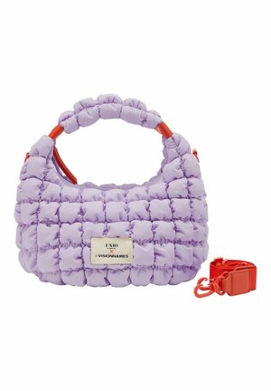 Sac à main matelassé lavande avec poignée rembourrée, étiquette blanche rectangulaire et bandoulière rouge détachable placée à côté.