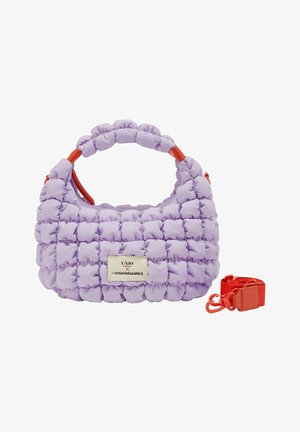 Bolso acolchado color lavanda con asa acolchada, etiqueta blanca rectangular y correa roja desmontable colocada a su lado.