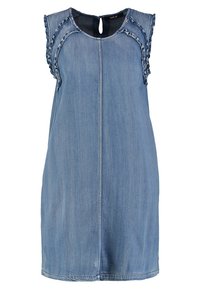 Robe en denim bleu clair sans manches avec des détails à volants sur les épaules et une fermeture par bouton à l'encolure dos avec une ouverture en goutte d'eau.