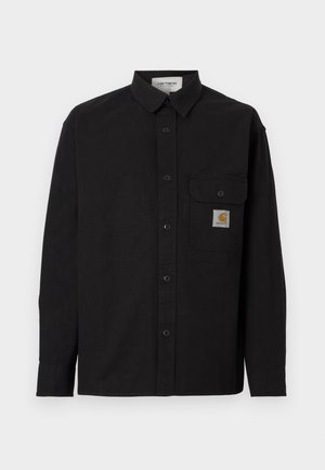 Czarna koszula z długim rękawem na guziki, z kołnierzykiem, kieszenią na piersi z naszywką z logo Carhartt oraz mankietami zapinanymi na guziki, przedstawiona na jednolitym tle.