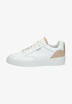 Witte sneaker met suède accenten, ronde neus en platte rubberen zool. Voorzien van vetersluiting en minimale branding aan de zijkant.