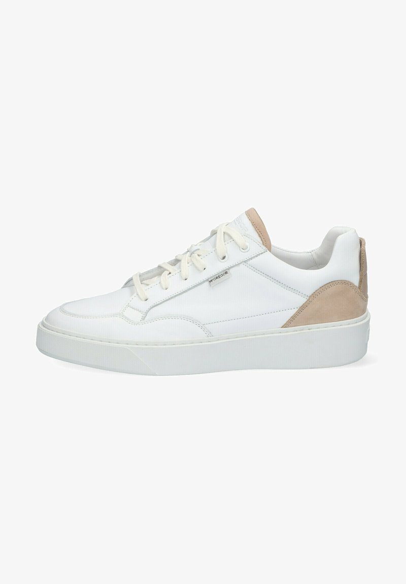 Witte sneaker met suède accenten, ronde neus en platte rubberen zool. Voorzien van vetersluiting en minimale branding aan de zijkant.