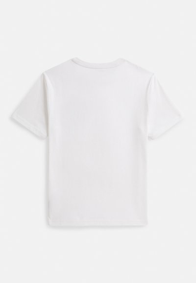 Λευκό βαμβακερό μπλουζάκι με κοντά μανίκια, στρογγυλή λαιμόκοψη και απαλή υφή. Απλός σχεδιασμός, χωρίς σχέδια ή στολίδια ορατά.
