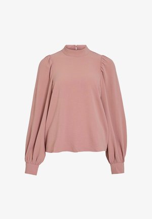 Roze blouse met lange mouwen en een hoge halslijn, volumineuze mouwen en een gestructureerde stof. Heeft een opening aan de achterkant met een kleine knoopsluiting.