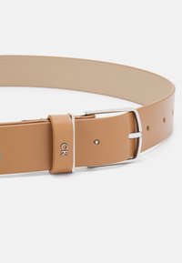 Calvin Klein MUST SQUARE BUCKLE - Curea - lion