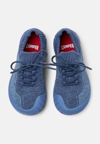 Scarpe sportive blu con tomaia in maglia testurizzata, punta arrotondata, design con lacci e suola in gomma. L'interno presenta una soletta rossa con logo.