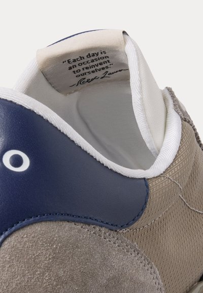 Polo Ralph Lauren TRAIN 89 SUEDE-PANELED SNEAKER UNISEX - Treniņu apavi - earth grey/ecru/spring navy