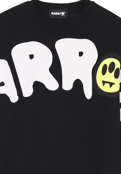 Felpa nera con lettere bianche grandi e gocciolanti che scrivono "BARROW" e una grafica circolare gialla brillante con un volto e dei denti aguzzi.