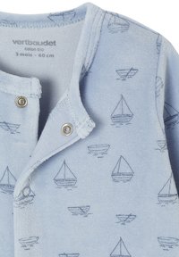 Helles blaues Babystrampelanzug mit kleinen dunkelpinken Segelboot- und Ruderboot-Mustern, Druckknopfverschluss, für 3 Monate alt, Größe 60 cm.