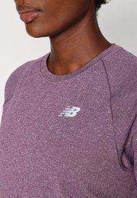 New Balance SLIM  - Športne majice - plum brown heather
