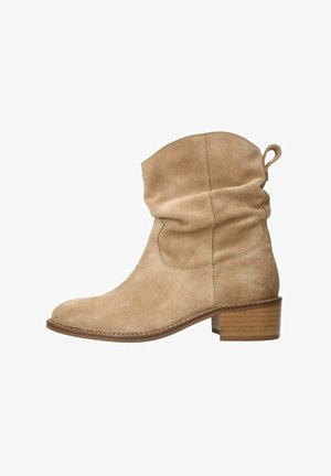 Tan suède enkellaarzen met een nonchalant ontwerp, ronde neus en een lage gestapelde houten hak. Trekband bovenaan voor eenvoudig aan- en uittrekken.