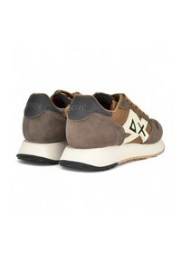 Braune Wildleder- und Mesh-Sneaker mit einem weißen Logo, einer geformten schwarzen Ferse und einer dicken weißen Zwischensohle sowie einer schwarzen Außensohle für besseren Grip.