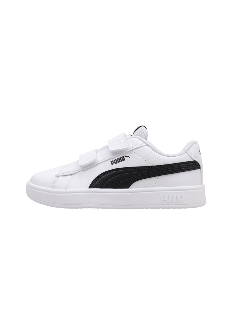 Sneaker bianchi con dettagli neri, dotati di una tomaia sintetica liscia, strap regolabili con velcro e suola in gomma texturizzata.