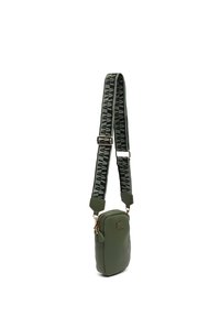Sac en cuir vert olive à bandoulière, avec une sangle réglable à motif, quincaillerie dorée et fermeture zip. Forme compacte avec un détail de logo en relief.