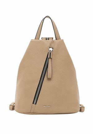 Sac à dos en cuir texturé beige avec fermeture éclair noire diagonale, petite poignée supérieure, bretelles réglables et logo métallique discret sur le devant.