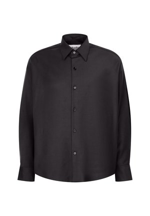 Sort langærmet skjorte med knapper, spids krave og manchetter med knapper, vist på en hvid baggrund.