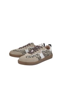Beżowe sneakersy z zamszu z panelami w leopardzi wzór, brązowymi sznurówkami, białym paskiem po bokach i gumową podeszwą. Posiadają czarną wstawkę na pięcie.