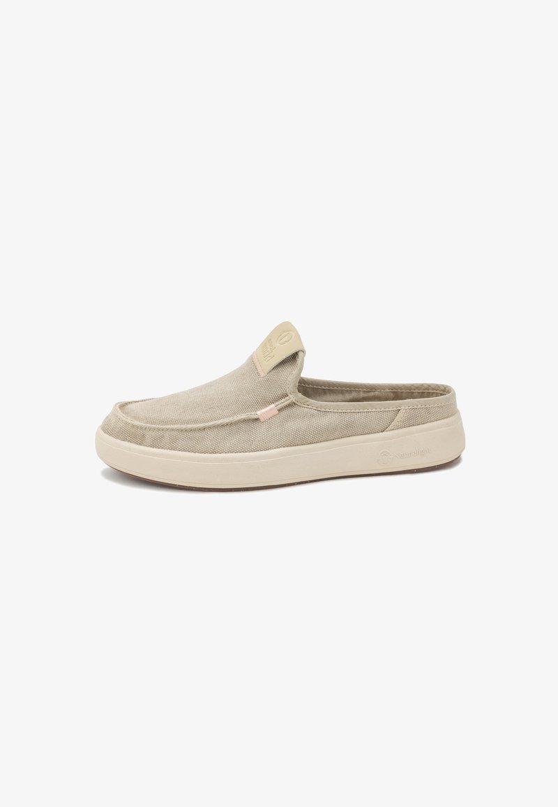 Chaussure décontractée beige sans lacets avec dessus en toile, semelle rembourrée et talon arrière bas, conçue pour un port facile et un confort optimal.