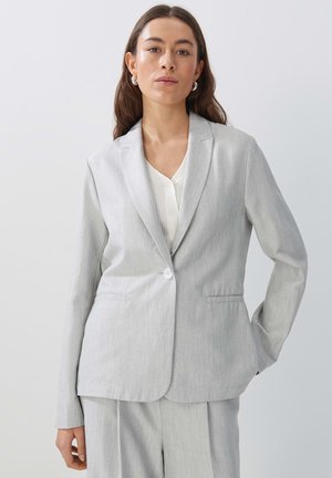 Blazer grigio chiaro realizzato in un tessuto testurizzato, con chiusura a un bottone, revers a punta e due tasche frontali. Vestibilità sartoriale.