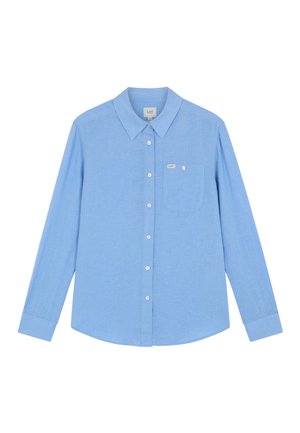 Chemise bleu clair à manches longues avec col pointu, poche poitrine munie d'un bouton, et boutons blancs sur le devant.